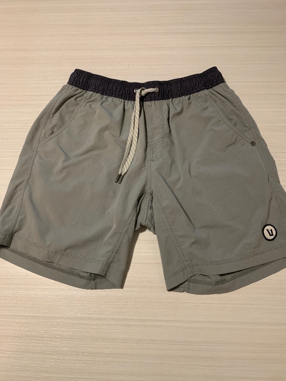 Vuori Men's Kore Short V302 Lined Sage Olive Micro Dot Gray Dotted Waistband